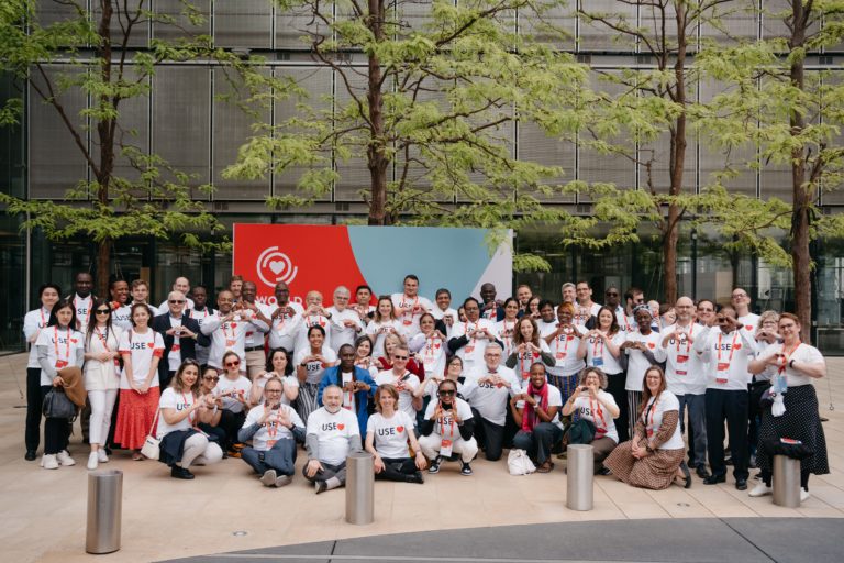 Photo de groupe des participants d'un sommet international de santé à Genève