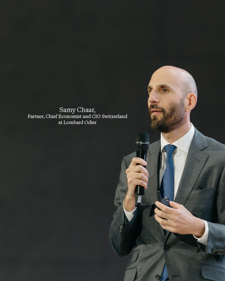 Intervenant au micro lors de la conférence Cross-views de Lombard Odier à Genève