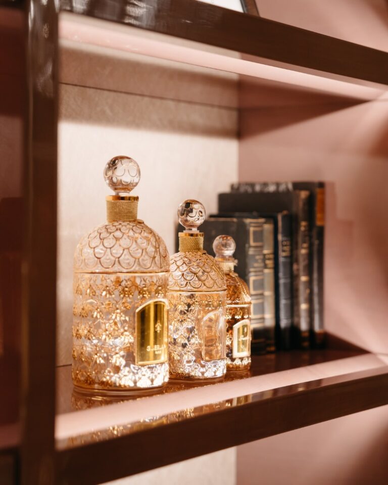 Flacons de parfum Guerlain exposés dans une suite du Woodward à Genève