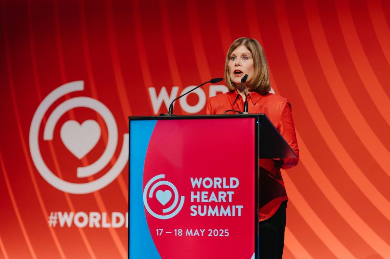 Nancy Brown (American Heart Association) sur scène – World Heart Federation, photo Aigal Studio