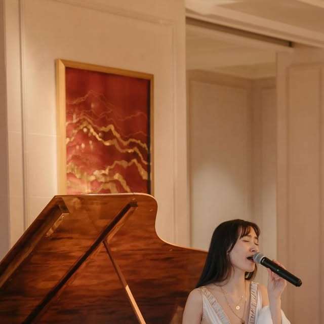 Chanteuse au piano lors du lancement du Club Woodward, hôtel The Woodward à Genève