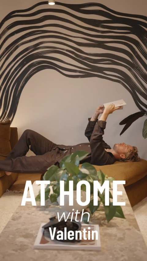 Valentin Mulhauser allongé chez lui, couverture du home tour réalisé pour La Redoute Suisse