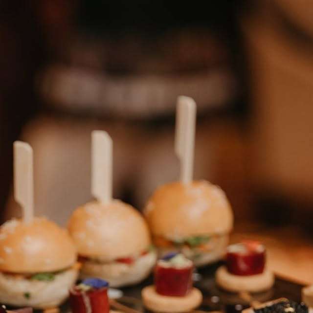 Canapés servis lors d’un événement à l’hôtel The Woodward à Genève